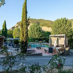 Camping Arc en Ciel - The grounds - Restaurant and stage