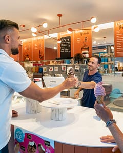 Camping la Sir&egrave;ne - Bars et restaurants - Glacier - Couple achetant des glaces