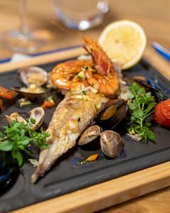 Camping la Sir&egrave;ne - Bars et restaurants - Plat de poisson et fruits de mer, cuisine m&eacute;diterran&eacute;enne, restaurant Josette et Claude