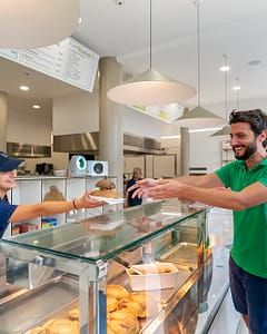 Camping la Sir&egrave;ne - Bars et restaurants - Couple au restaurant du Sir&egrave;ne Beach