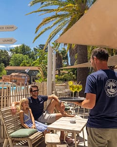Camping la Sir&egrave;ne - Bars et restaurants - Homme et sa fille &agrave; la terrasse du Sir&egrave;ne Beach et serveur avec 2 boissons