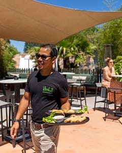 Camping la Sir&egrave;ne - Bars et restaurants - Service de plats asiatiques au restaurant Le Bambou