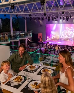 Camping la Sir&egrave;ne - Bars et restaurants - Sir&egrave;ne Arena - Famille dinant &agrave; un diner spectacle