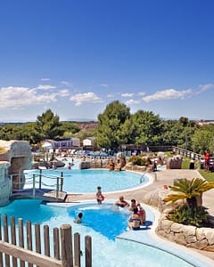Camping Le Bois de Valmarie - Espace aquatique avec vue sur la mer M&eacute;diterran&eacute;e