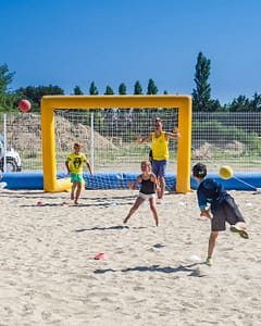 Camping la Sir&egrave;ne - Clubs enfants et adolescents - Enfants qui jouent au hand sur le sable