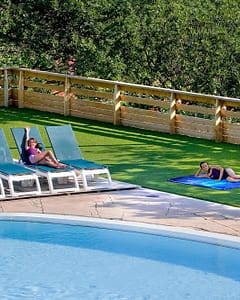 Camping Le Bois de Valmarie - Espace aquatique - Vue des deux bassins et des transats