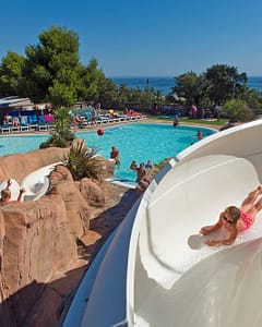 Camping Le Bois de Valmarie - Espace aquatique - Enfants dans les toboggans aquatique