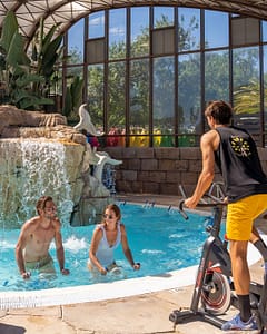 Camping la Sir&egrave;ne - Activit&eacute;s et animations - Couple au cours d\'aquabike