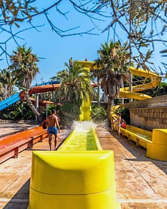 Camping la Sir&egrave;ne - Parc aquatique - Vacanciers s\'amusant dans les toboggans aquatiques