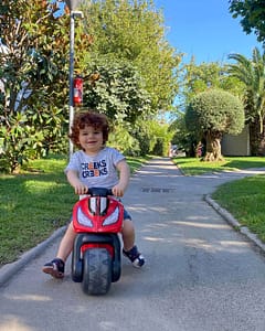 Camping l\'Hippocampe - Le domaine - Jeune enfant sur son v&eacute;lo sur la rue pi&eacute;tonne