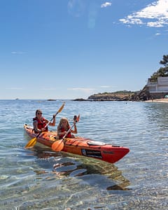 Camping Le Bois de Valmarie - Famille faisant du canoë sur la mer Méditerranée