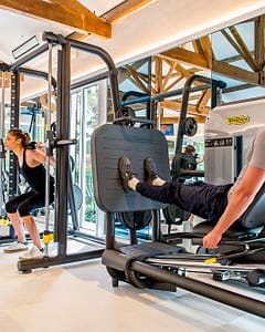 Camping Le Bois de Valmarie - Salle Fitness - Couple pratiquant la musculation