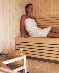 Camping Le Bois de Valmarie - Espace bien-être - Couple se relaxant dans le sauna