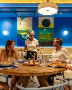 Camping la Sirène - Bars en restaurants - Gezin dineert in restaurant Josette en Claude