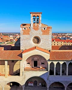 Vue sur la cour intérieure du Palais des Rois de Majorque à Perpignan