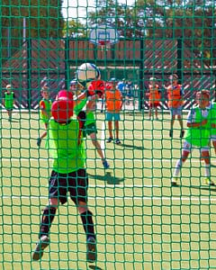 Camping La Sirène - Clubs niños y adolescentes - Niños jugando a fútbol