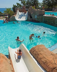 Camping Le Bois de Valmarie - Parc aquatique - Enfants jouant aux toboggans aquatiques