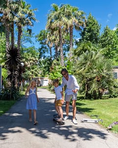 Camping la Sirène - Kinderen met hun vader in een voetgangerspad