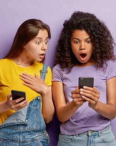 Camping La Sirène - Tiendas y servicios - Wifi - Adolescentes con su smartphone