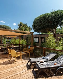 Camping la Sirène - Hébergements - Lodge 2 - 4 personnes - 2 chambres - Séjour et terrasse