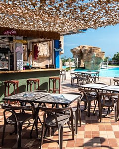 Camping la Sirène -terrasse du snack bar à la piscine, Le Val Marie