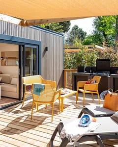 Camping la Sirène - Hébergements - Lodge 2 - 4 personnes - 2 chambres - salon extérieur