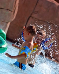 Camping Le Bois de Valmarie - Parc aquatique - Enfants jouant dans la pataugeoire