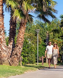 Campingplatz La Sirène - Familie in einer Fußgänger-Allée