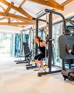 Camping Le Bois de Valmarie - Espacio bienestar - Pareja musculándose en la sala de fitness