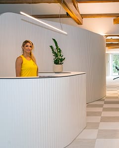 Camping Le Bois de Valmarie - Espace bien-être - Réceptionniste à l\'entrée de la salle de sport