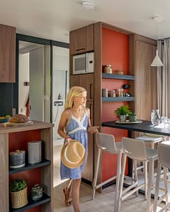 Camping la Sirène - Enfant à l\'intérieur d\'un mobil home