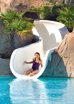 Camping Le Bois de Valmarie - Espace aquatique - Enfant sur le toboggan aquatique