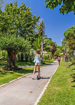 Camping l\'Hippocampe - Le domaine - Enfants jouant sur les all&eacute;e pi&eacute;tonnes 