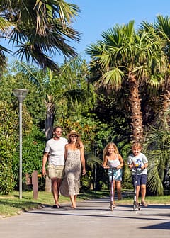la Sirène campsite - Family on a pedestrian footpath