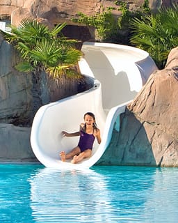 Camping Le Bois de Valmarie - Espace aquatique - Enfant sur le toboggan aquatique