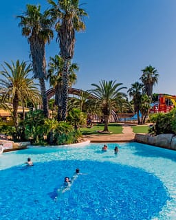 Camping la Sir&egrave;ne - Parc aquatique - Vacancier nageant dans le grand bassin aquatique