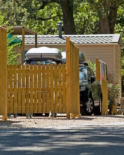 Camping le Bois de Valmarie - H&eacute;bergements - Enfants jouant dans l\'all&eacute;e