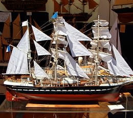 Les Terrasses de Kersiny - Fête maritimes de Douarnenez - Bateau minuature dans la vitrine d'une boutique