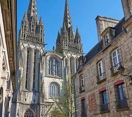 Les Terrasses de Kersiny - Visite de Quimper - Vue de la cahédrale depuis une ruelle