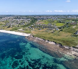 Les Terrasses de Kersiny - Le camping et les services - Vue aérienne du camping et de la plage de sable blanc