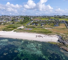 Les Terrasses de Kersiny - Camping vue mer Bretagne - Vue aérienne de la plage de sable blanc