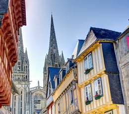 Les Terrasses de Kersiny - Camping vue mer Bretagne - Dans les rue de Quimper et vue de la cathédrale