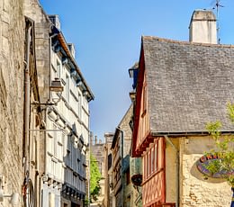 Les Terrasses de Kersiny - Camping vue mer Bretagne - Rue du quartier médiéval
