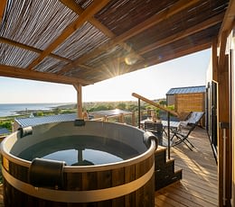 Les Terrasses de Kersiny - Le camping et les services - Terrasse d'un cottage avec spa privatif et vue sur la mer