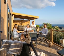 Les Terrasses de Kersiny - Le camping et les services - Terrasse d'une location avec vue sur la mer