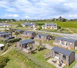 Les Terrasses de Kersiny - Der Campingplatz und die Dienstleistungen - Luftaufnahme der Mietunterkünfte