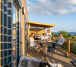 Les Terrasses de Kersiny - Camping vue mer Bretagne - Terrasse d'un logement premium avec vue mer