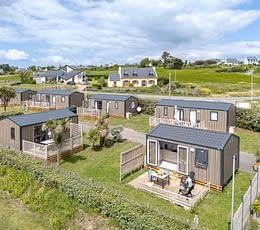 Les Terrasses de Kersiny - Camping vue mer Bretagne - Vue aérienne des locations premium avec vue mer