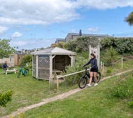 Les Terrasses de Kersiny - Camping vue mer Bretagne - Emplacements dune randonneur