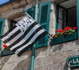 Les Terrasses de Kersiny - Découverte de Concarneau - Drapeau breton sur la façade d'une maison